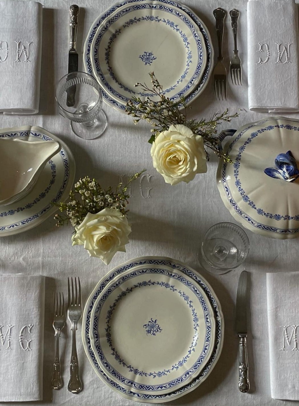 BLUE GIEN DINNER PLATES AND SERVER 12 PIECES MAISON FÊTE ET CIE