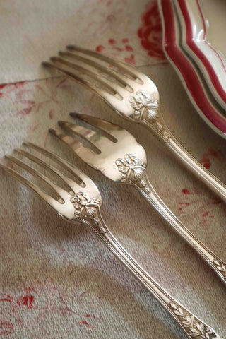 ST MÉDARD CUTLERY SERVICE SET - 124 PIECES