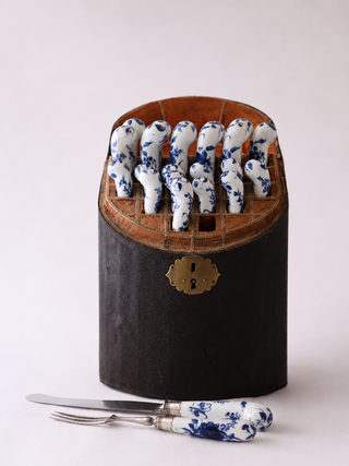 18th-century Worcester blue and white cutlery set in original fish-skin case, formerly Peter Hoane collection