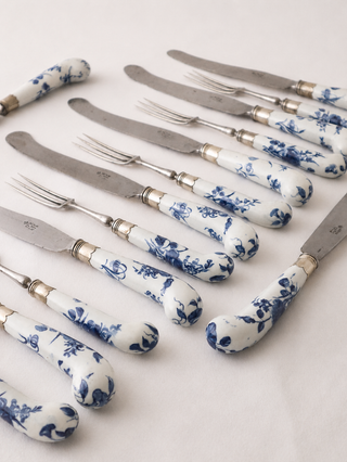 18th-century Worcester blue and white cutlery set in original fish-skin case, formerly Peter Hoane collection. Shop rare antiques.