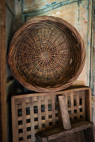 VINTAGE ROUND TABLE BASKET